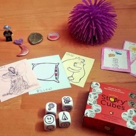 matériel pédagogique et sensoriel, jeux de dés et cartes, figurines colorées